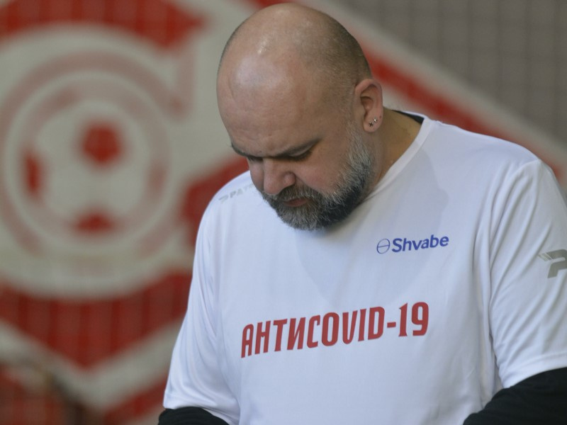 На фото Денис Проценко в футболке с надписью ANTICOVID-19