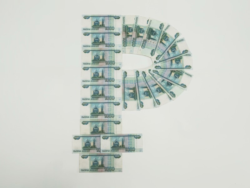 На фото купюры номиналом в тысячу рублей выложены в знак рубля