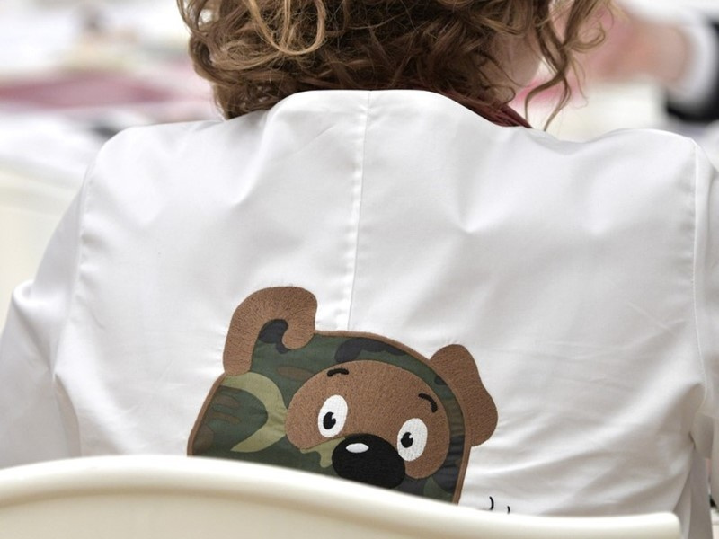 На фото задняя сторона блузки с изображением медведя Винни-Пуха