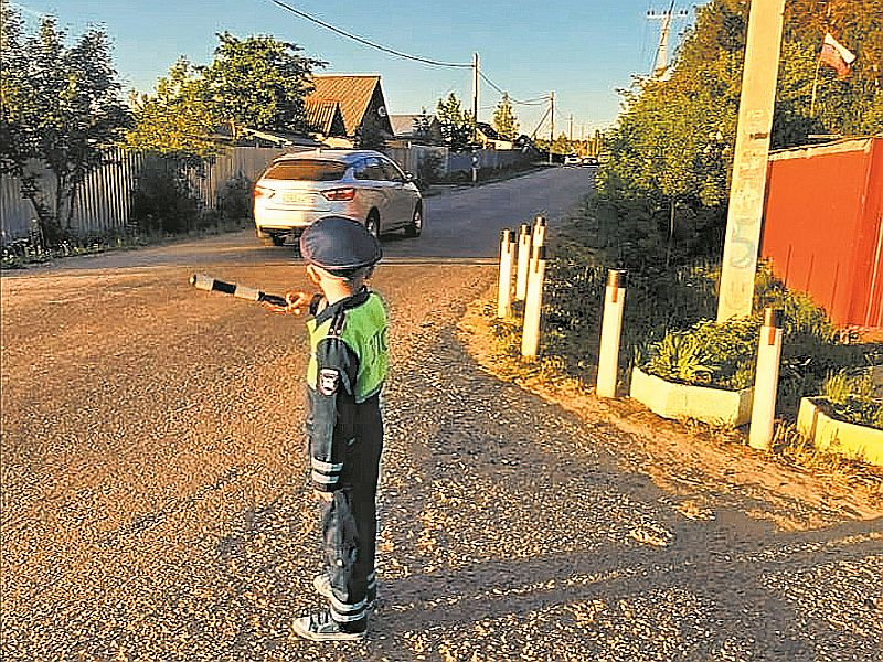 Маленький мальчик гаишником стал: 5-летний челябинец работает автоинспектором