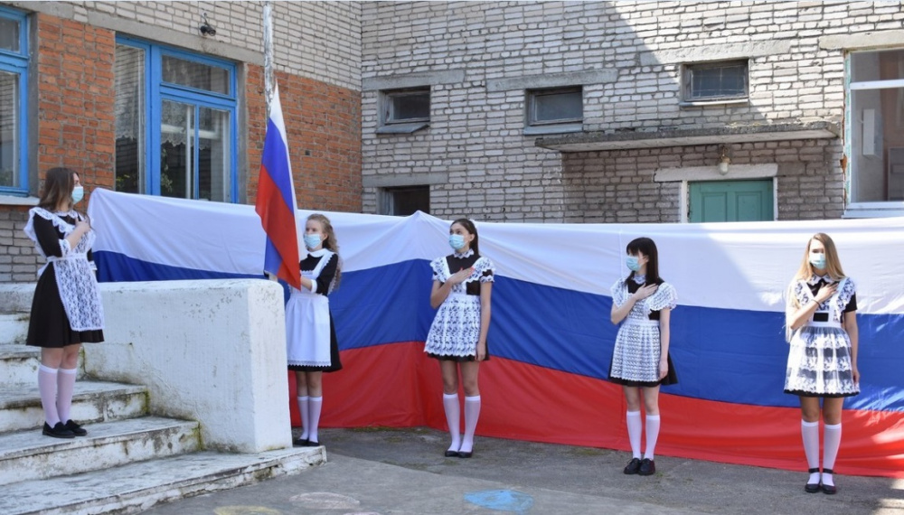 Поднятие флага в одной из школ Рязани