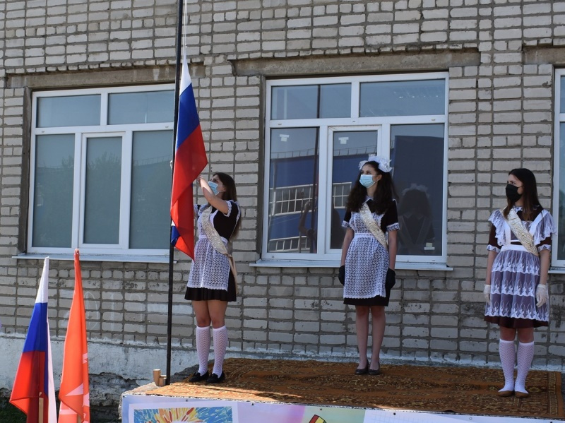 Репетиция торжественного поднятия флага в одной из школ Рязани