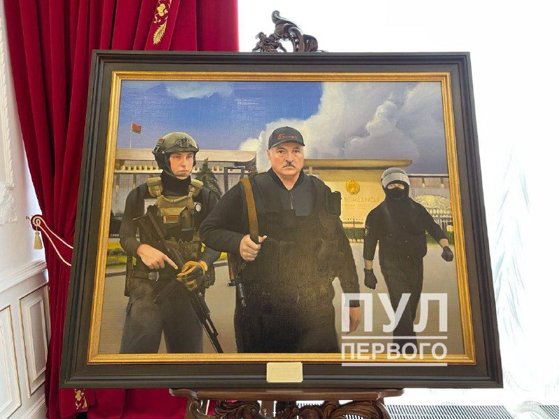 Во Дворце независимости выставили картину, где Лукашенко бегает с автоматом по Минску