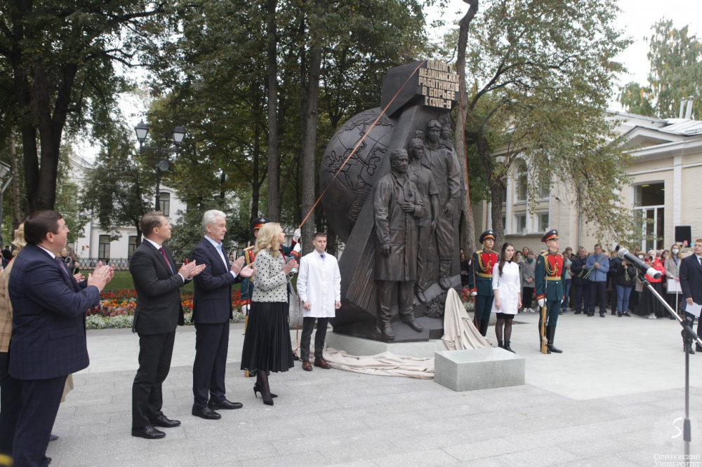 В Москве открыли памятник подвигу врачей в борьбе с пандемией COVID-19