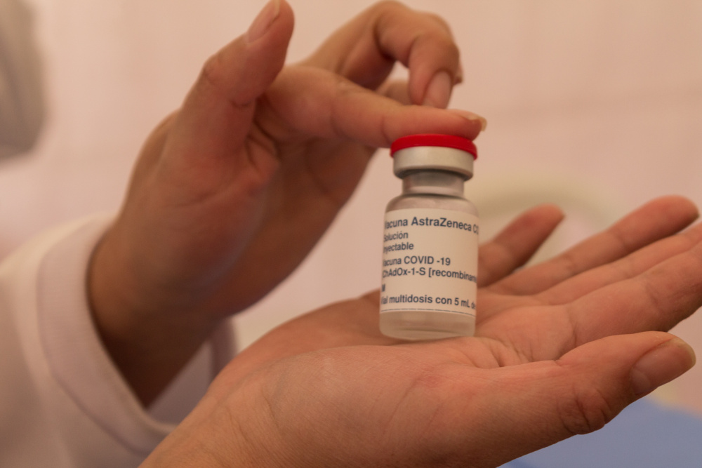 В России начали производство вакцины AstraZeneca, но россиянам она доступна не будет