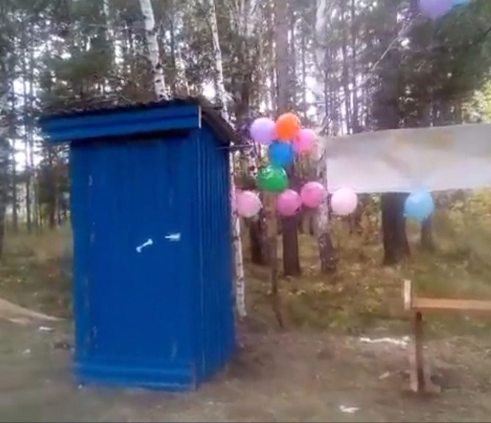 В России торжественно открыли деревянный туалет специально для водителей автобусов