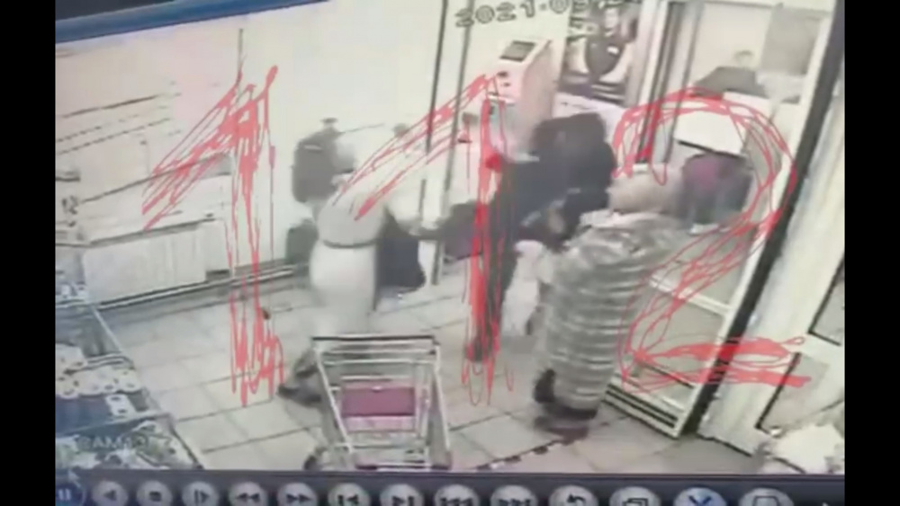 Мужчина в платье и с топором напал на покупателей в «Магните»
