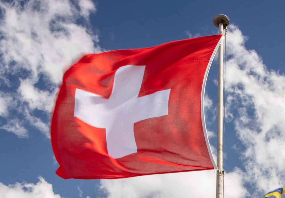 В Швейцарии референдум разрешил однополым парам вступать в брак и усыновлять детей