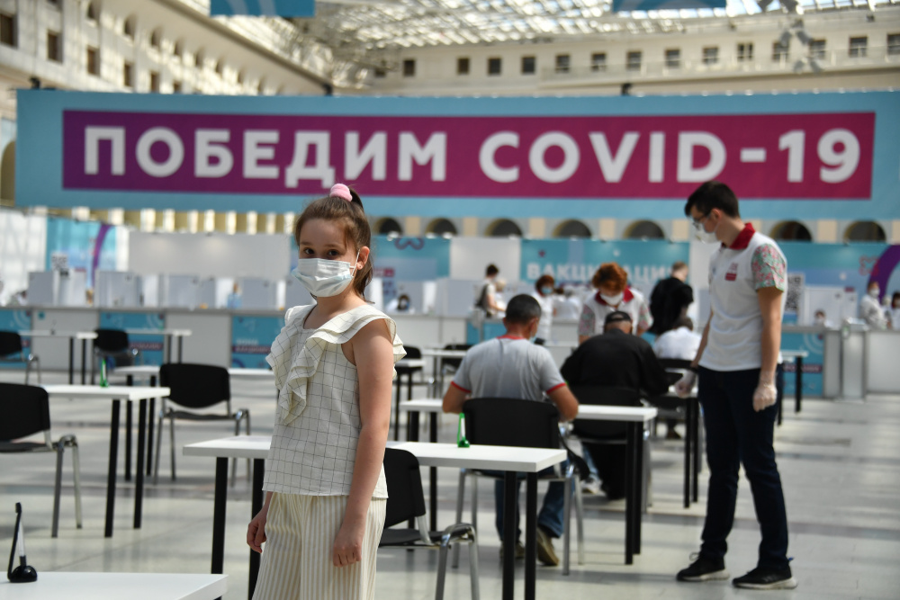 В Петербурге не снимут ограничения из-за COVID до вакцинации 80% населения, ждать ли такого в Москве?