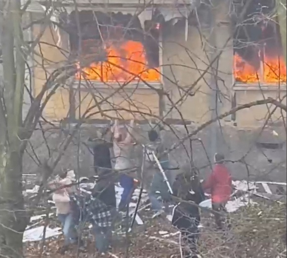 Видео: В Балтийске произошёл взрыв в жилом доме, детей сбрасывают прохожим из окон