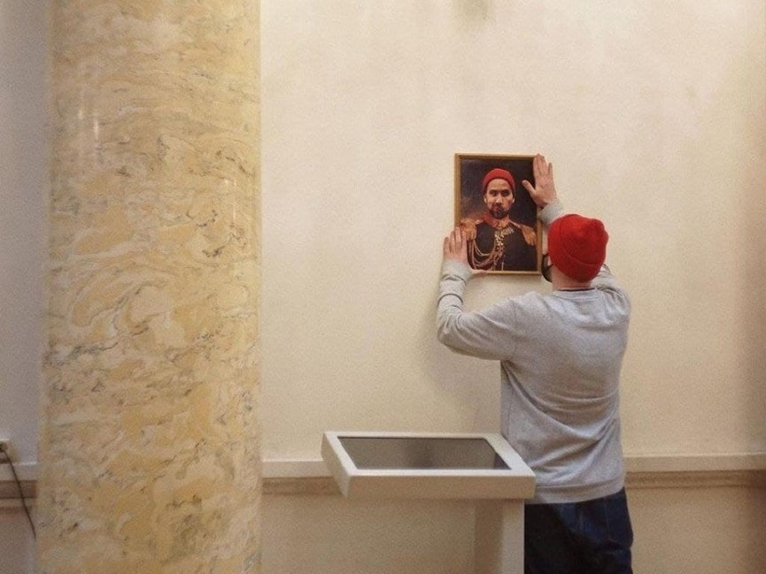 Путешественник из Петербурга повесил свое фото в Эрмитаже. На него пожаловались в прокуратуру