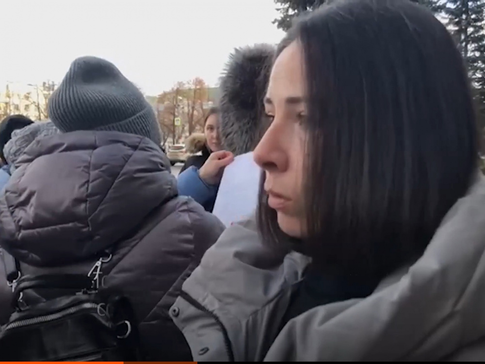 «Это всех уже достало»: В Екатеринбурге родители вышли на митинг против дистанционного обучения