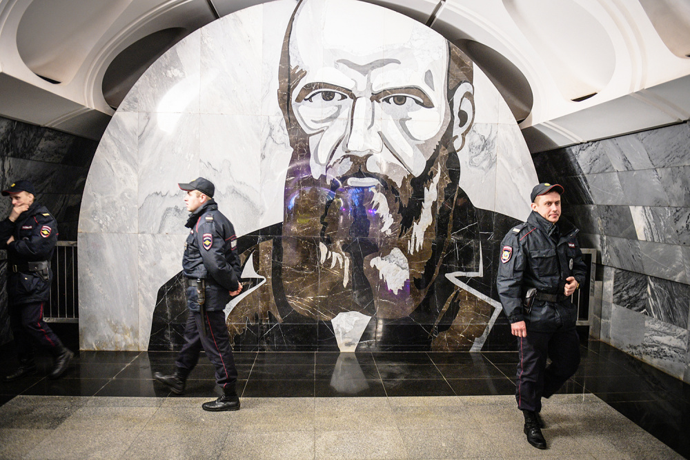 Портрет Достоевского в метро