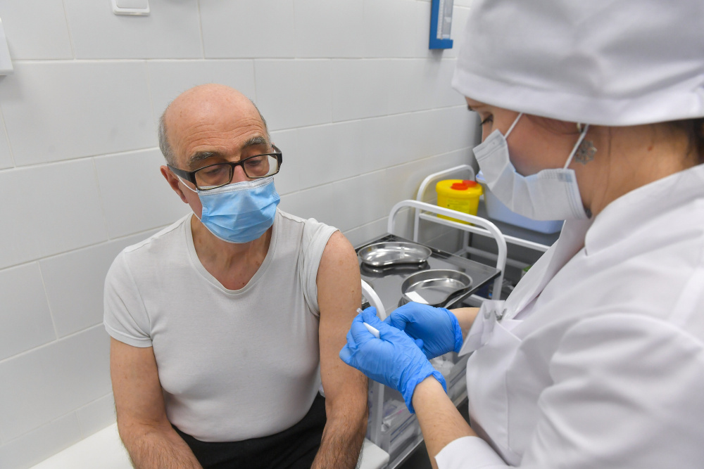 Власти Петербурга решили не «отлавливать» пенсионеров для принудительной вакцинации