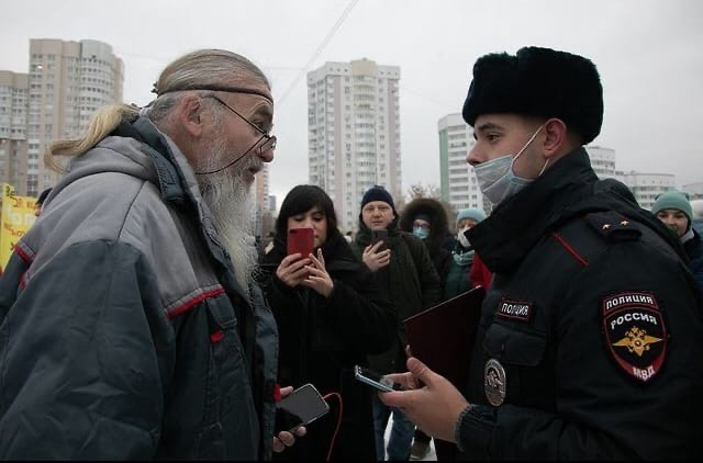 «Я против присвоения человеку кода»: В Екатеринбурге прошел митинг противников QR-кодов