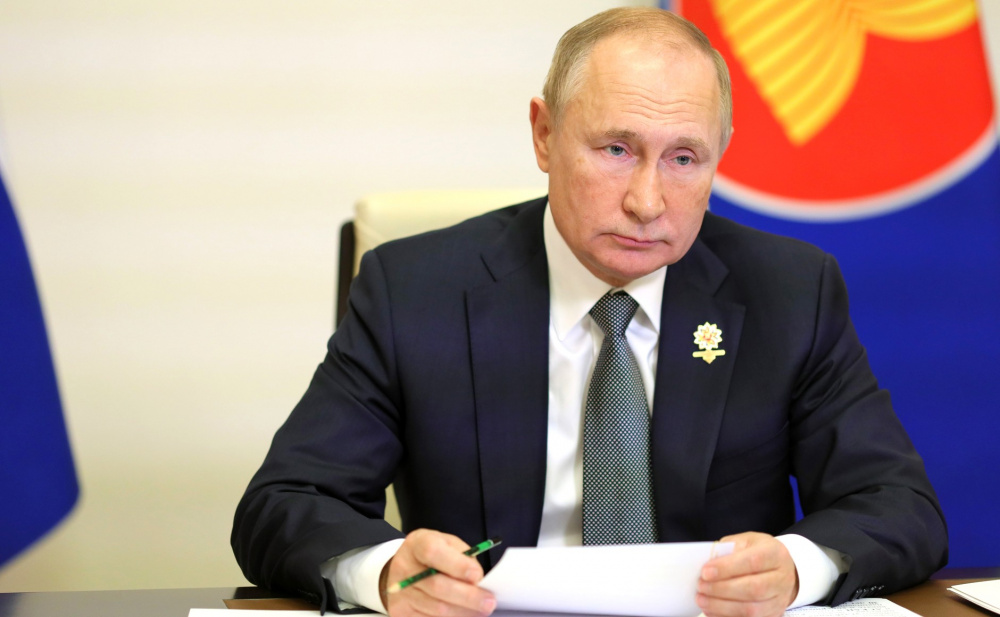 «Путин не настолько потерял связь с реальностью»: Аббас Галлямов о вакцинации и QR-кодах
