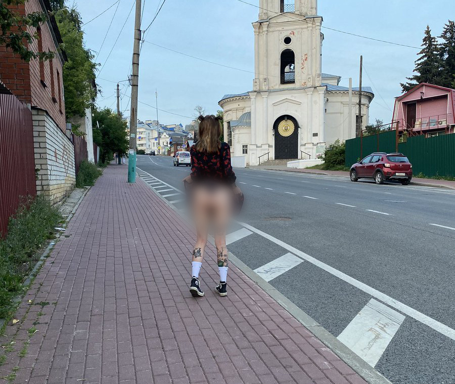 В Краснодаре сняли полуголую девушку в белых трусах, устроившую на остановке стриптиз