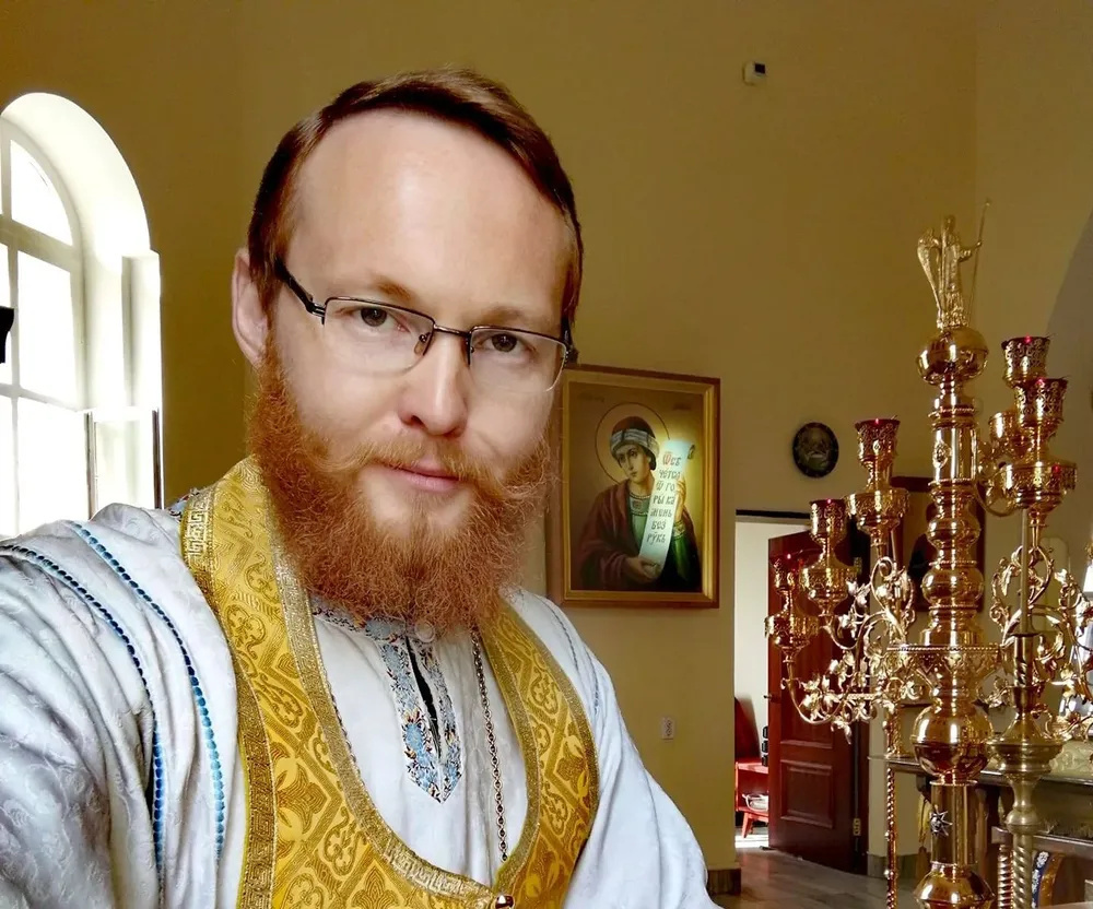 Вступившемуся за Навального священнику запретили ходить в храм и причащаться