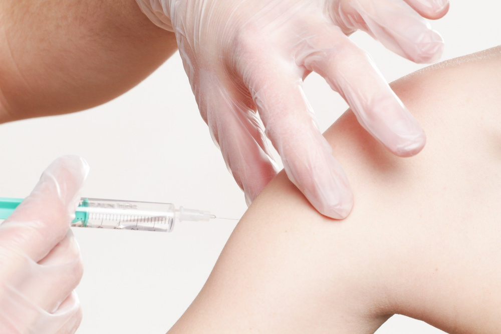 Вакцину от COVID-19 для детей от 12 лет начнут применять в России к концу декабря