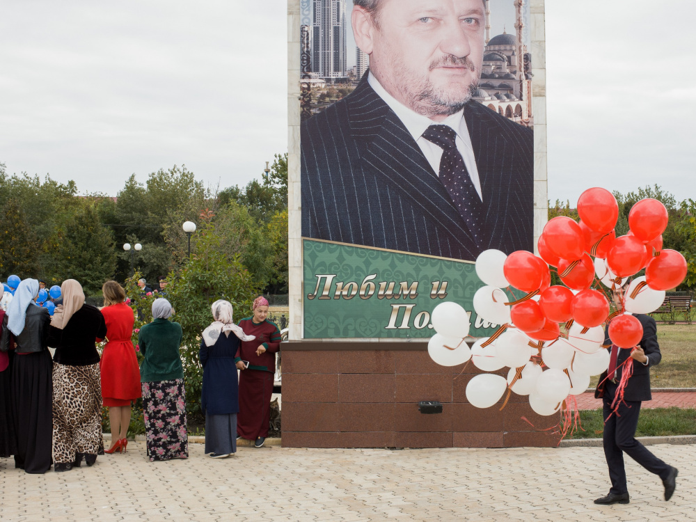В Чечне в школьную программу по истории включили книгу об отце Кадырова. Её написал полицейский