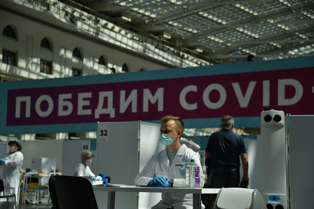 В России впервые за месяц меньше 1200 смертей от ковида в сутки
