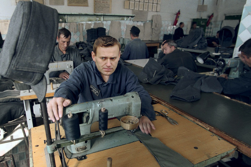Алексей Навальный шьет в тюрьме