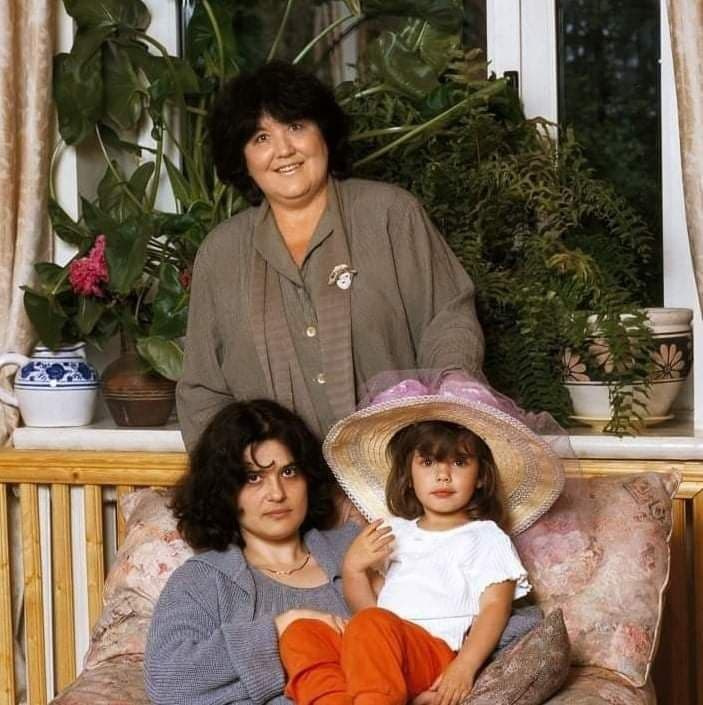 Виктория Токарева с дочерью и внучкой