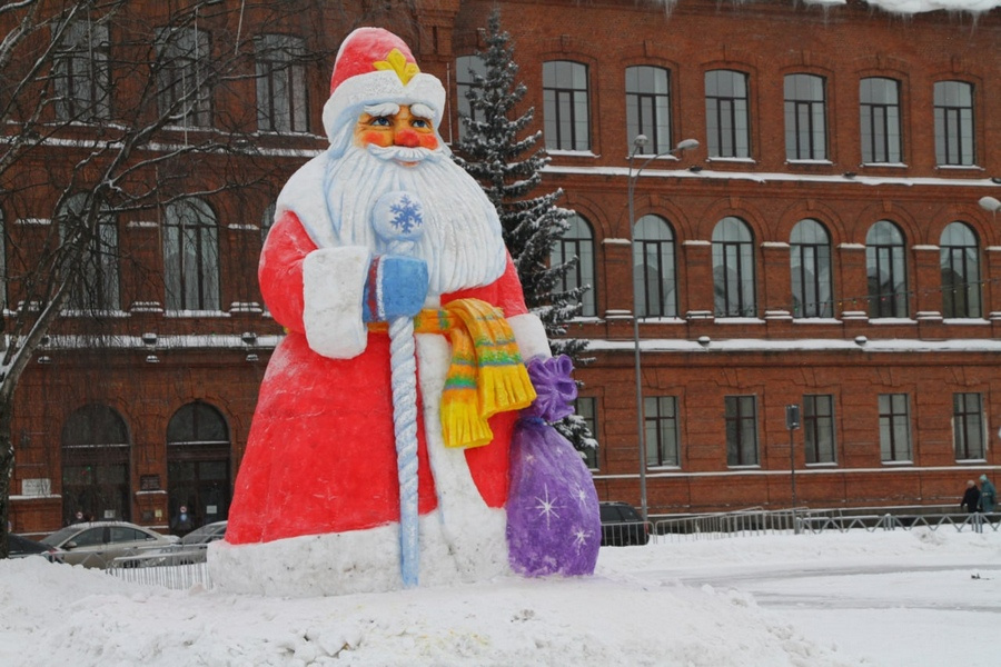 В Ярославской области 10 дней строили шестиметрового Деда Мороза