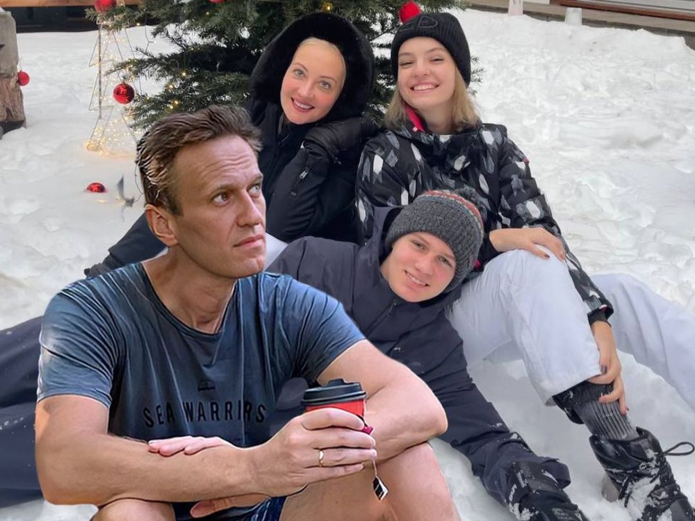 Навальный опубликовал новогоднее фото с семьёй. На нем он одет не по погоде