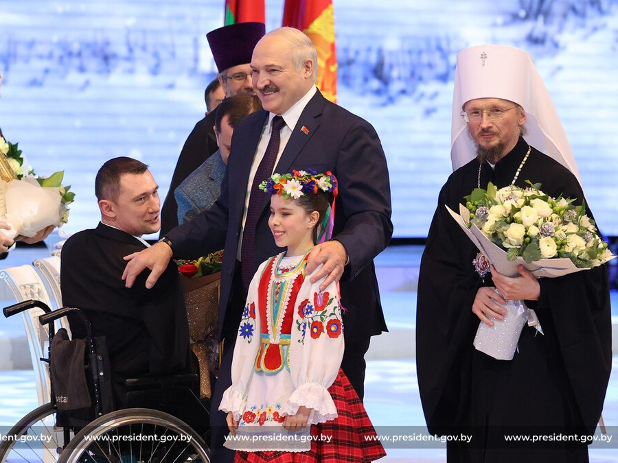 «Ещё бы перчатки подарил»: в Сети высмеяли видео, на котором Лукашенко вручает букет цветов человеку без рук
