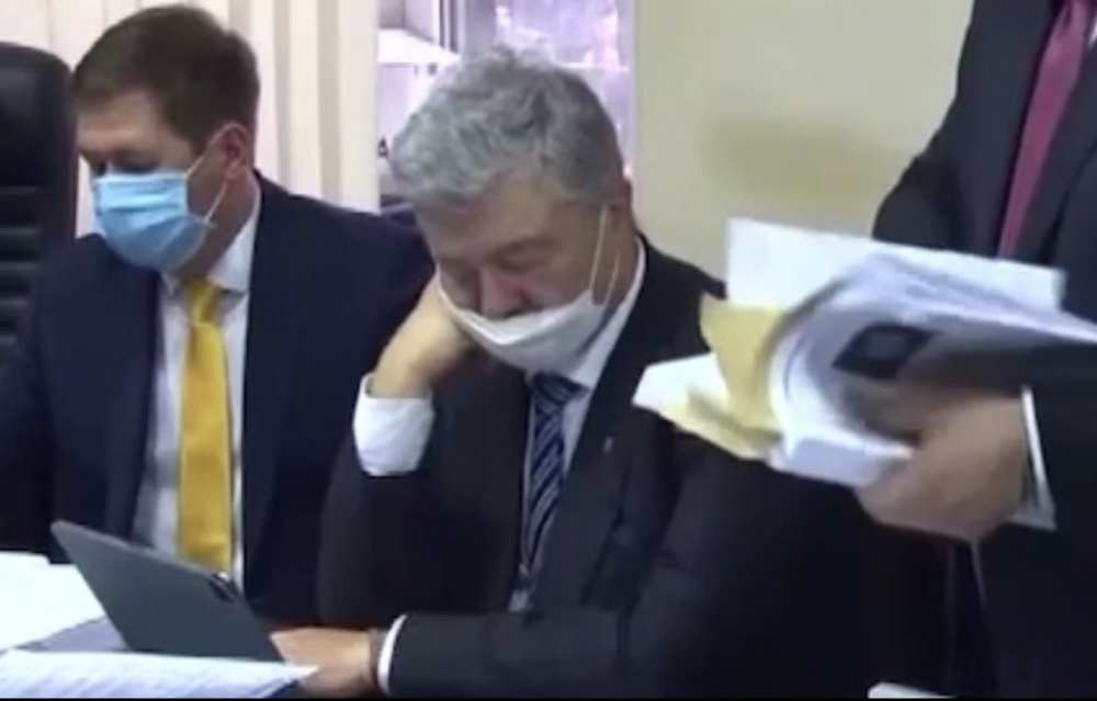 Пётр Порошенко уснул на слушании своего дела о госизмене