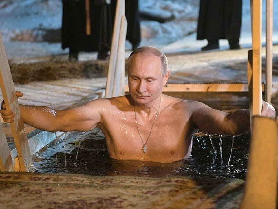 «Опять один, опять в павильоне?» В сети отреагировали на слова Пескова о Крещенских купаниях Путина