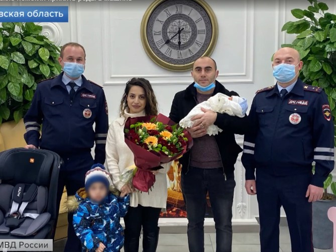 Сотрудники ДПС приняли роды на обочине в Подмосковье