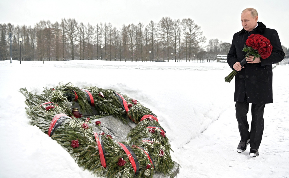 «Защита от народной любви». Снайперы, охранявшие Путина на кладбище, стали (анти)героями соцсетей