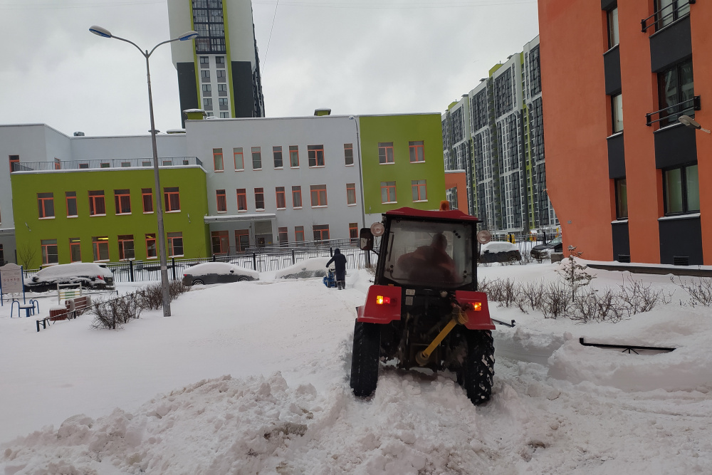 В Питере к уборке снега привлекли 200 силовиков. Но взялись они не за лопаты, а за подрядчиков