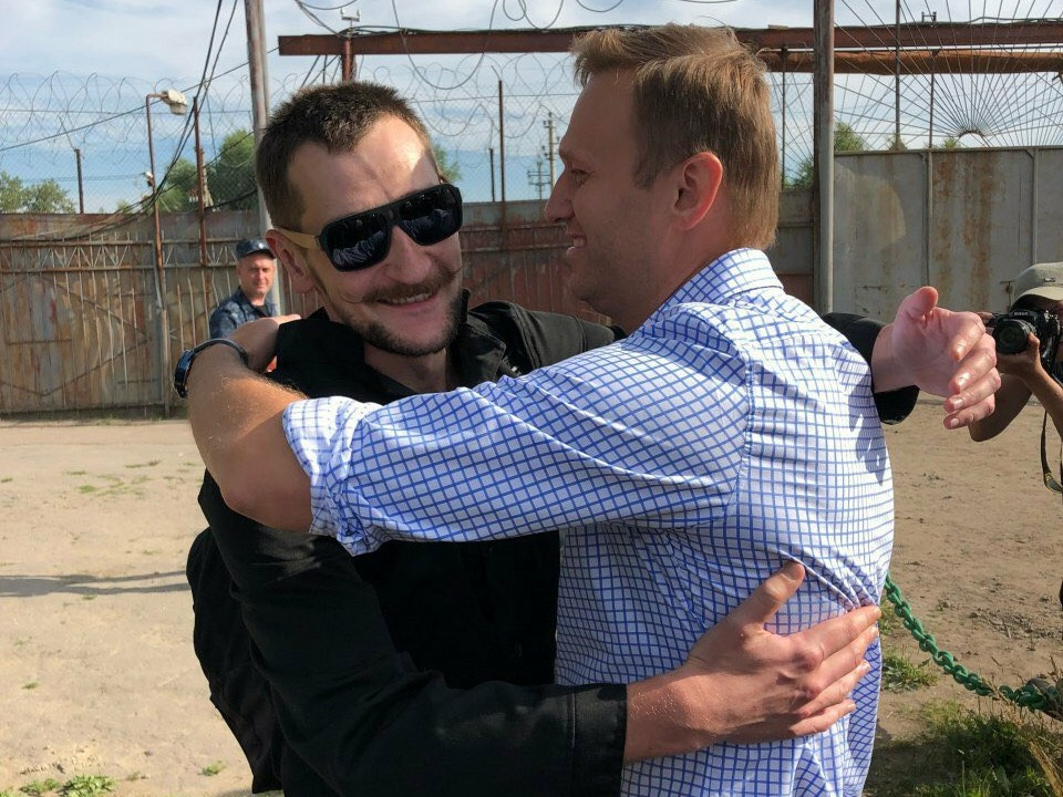 Олегу Навальному заменили условный срок на реальный. Брат оппозиционера в розыске