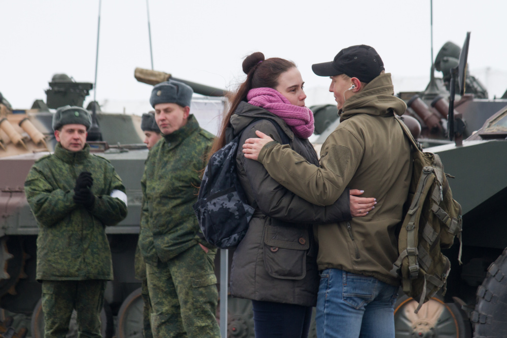 Журналисты попали под обстрел в Донбассе, первый поезд с беженцами из ДНР и ЛНР прибыл в Воронеж: главное к 20 февраля