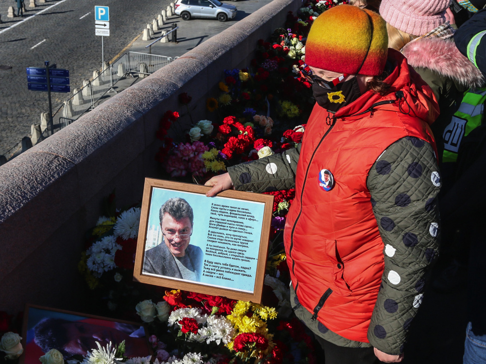 Возложение цветов к месту гибели Бориса Немцова. Фоторепортаж «Собеседника»
