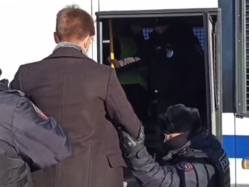 В Новосибирске на антивоенной акции задержан 21 человек. У мемориала Немцову в Москве уже заполнены два автозака