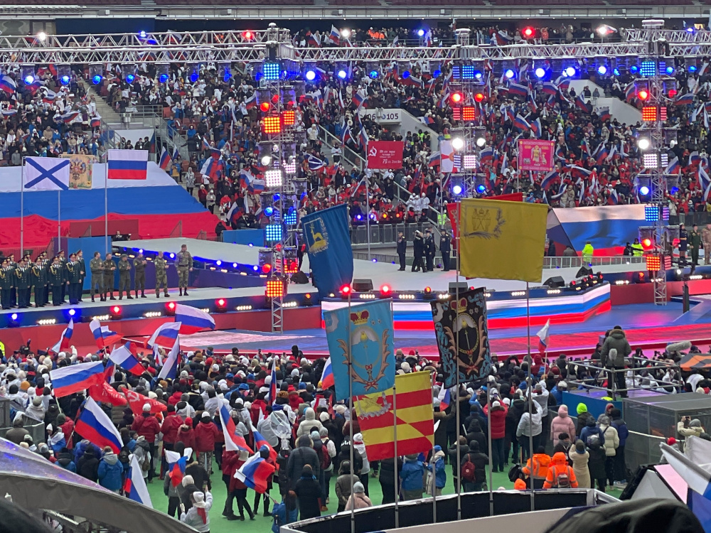 Смешались в кучу флаги, люди. Что происходило в «Лужниках» на праздничном концерте