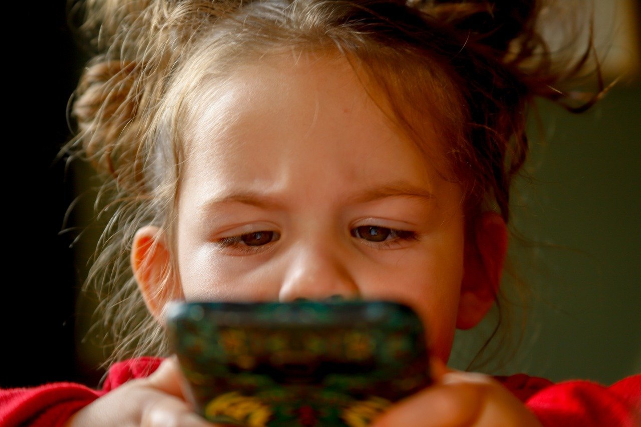 Смартфоны и телевизоры мешают развитию детей младше пяти лет