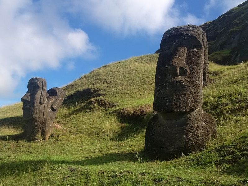 Моаи с острова Пасхи и египетский Сфинкс: топ-10 таинственных памятников мира