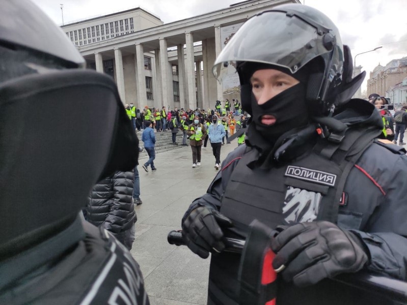 СМИ: У некоторых полицейских, работающих на акции в Москве, нет нагрудных знаков