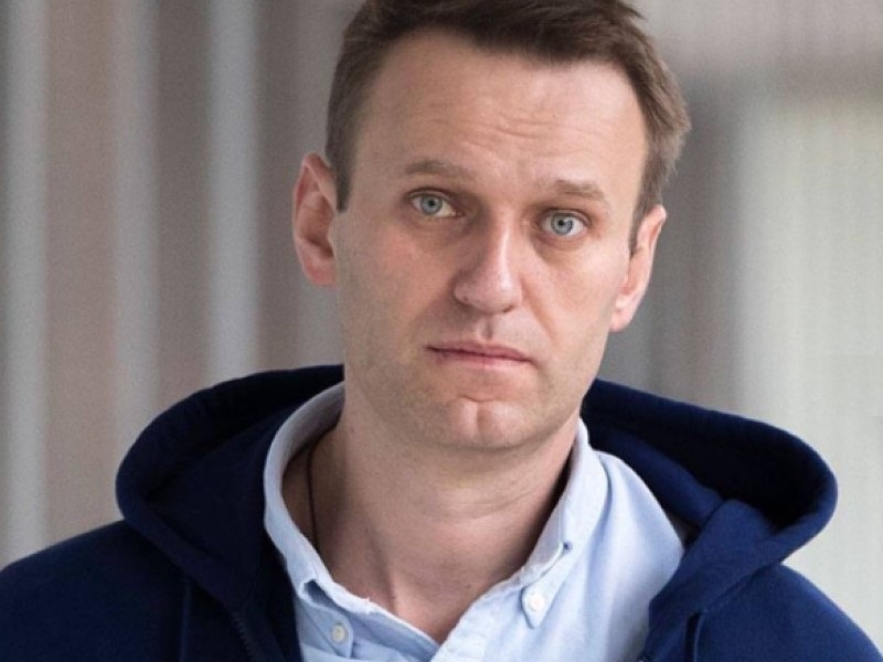 Между курицей и идеей: Навальный рассказал, как ему подкладывают в карманы конфеты