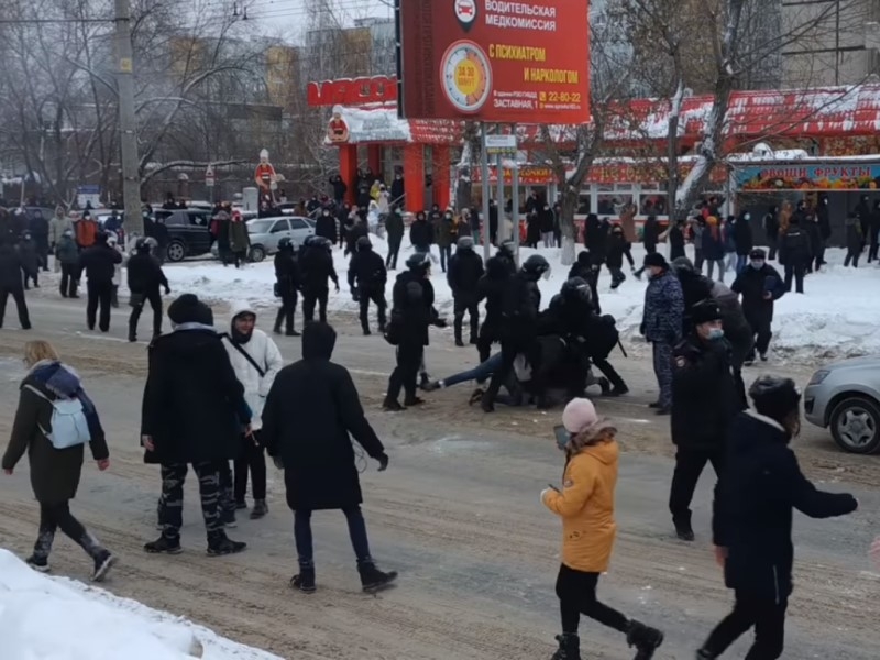 Тольяттинец, толкнувший полицейского в спину на митинге, приговорен к 2 годам условно