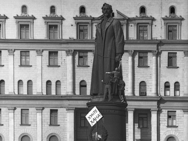 Прилепин, Гоблин и Проханов просят вернуть памятник Дзержинскому на Лубянку