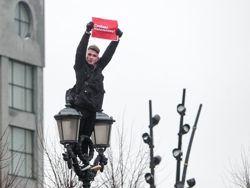 Активистку с плакатом "Где Навальный?" оштрафовали на 150 тысяч