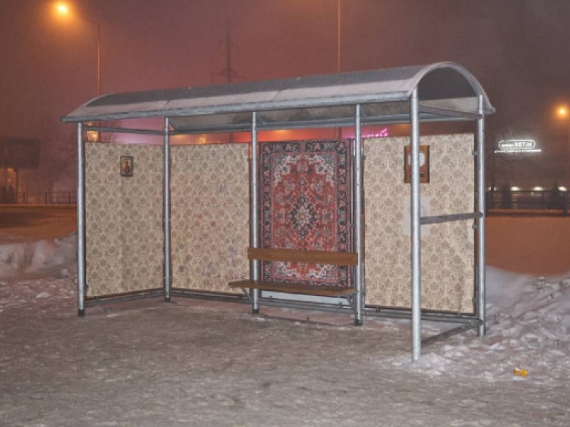 В Самаре художник сделал из автобусной остановки уютную хрущевку