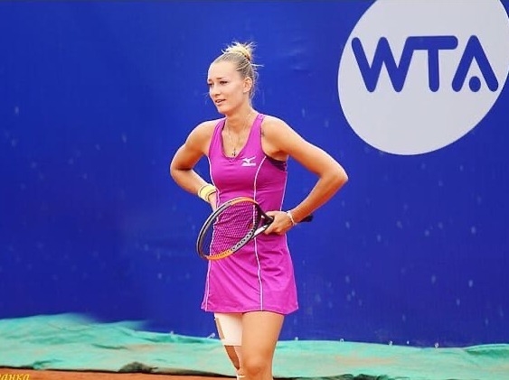 Теннисистка Сизикова подаст в суд на клевету после задержания во Франции