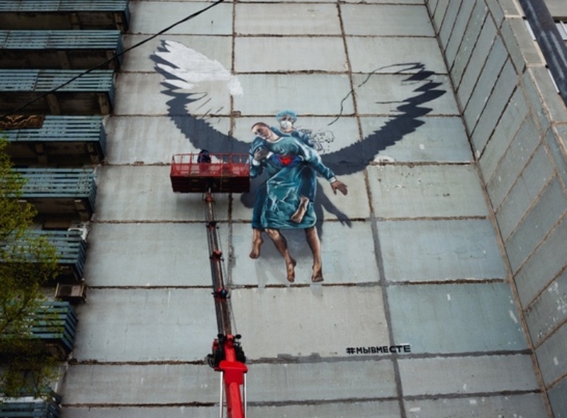 Художники создали пятнадцатиметровое граффити медсестры и пациента в Одинцове